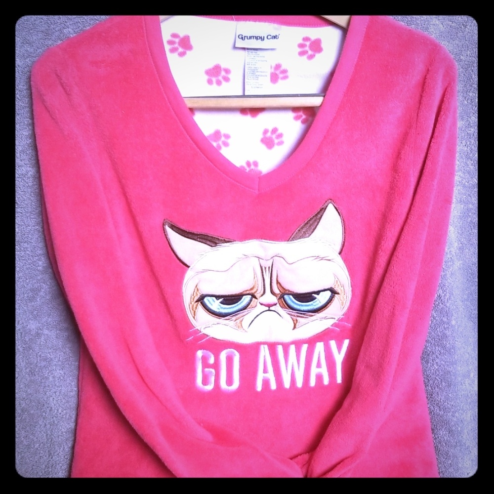 💀 Pink grumpy cat sleep shirt